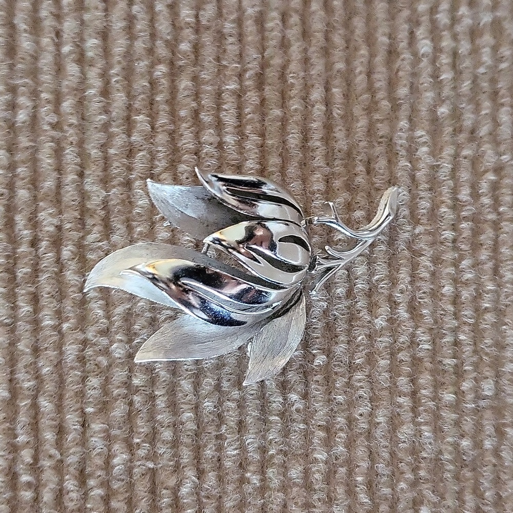 Crown trifari silvertone flower Brooch